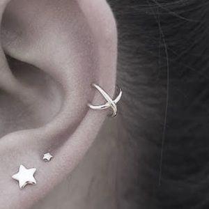 Silver X criss cross ear cuff ✨